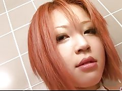 Tight na busty redhead babe pussy fondling katika bafuni