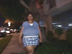 Kubwa nyeusi bitch anapata fucked na anakula cumload