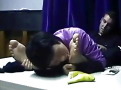 Kichina milf kuabudu kiume miguu