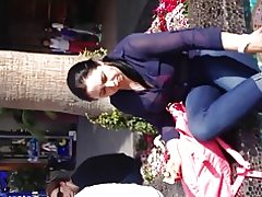 Moto milf katika sheer blouse