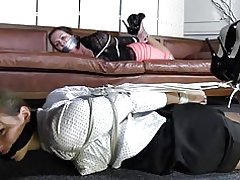 Wasichana wawili hogtied