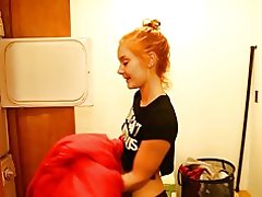 Kijana cleans yako jogoo