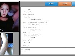 Cute lady kuonyesha tits, na kwa undani suck yake kidole