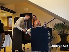 Wasichana uchi mlango wazi kwa ajili ya huduma ya chumba